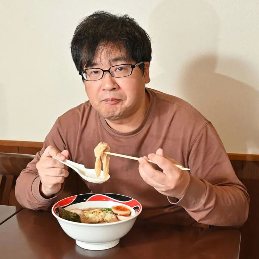 かずあっきぃ（通称・ラーメン官僚）●本職は官僚。大学時よりラーメンの食べ歩きを始める。「COWCOWのまるまるラーメン最前線」（BSフジ）、「食楽web」をはじめ、あらゆるメディアでラーメン連載を担当している。年間700杯食べる秘訣は「ラーメン以外を食べないこと」。