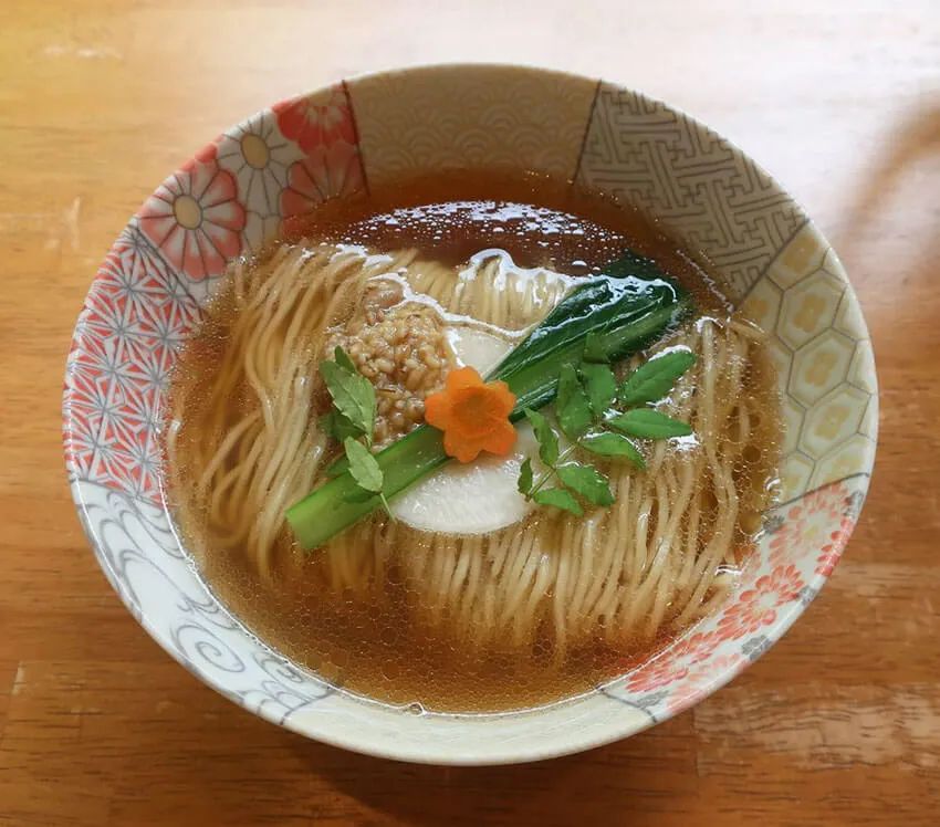 ラーメン店ながら前菜が付き、まるで“コース感”が味わえる一軒。瀟洒な日本庭園を眺めながら「鴨はちらーめん」を堪能することができる。
