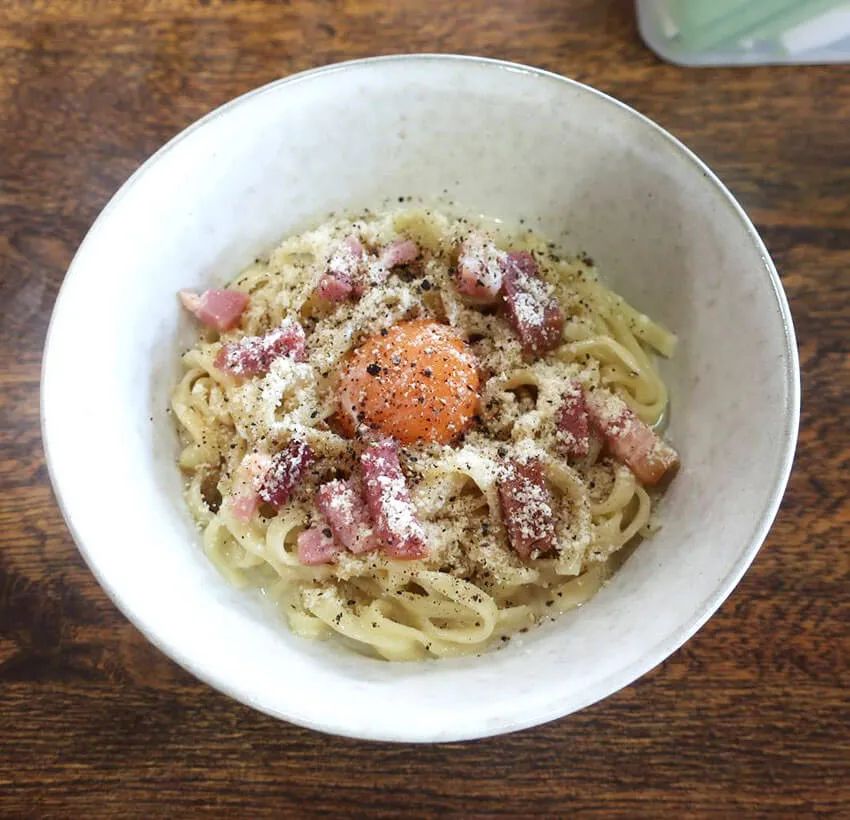 夜はイタリアンを提供するハイブリッド。「カルボ」はカルボナーラを中華そばに落とし込んだ意欲作で、ソースが絡みやすい平打ち麺が魅力。