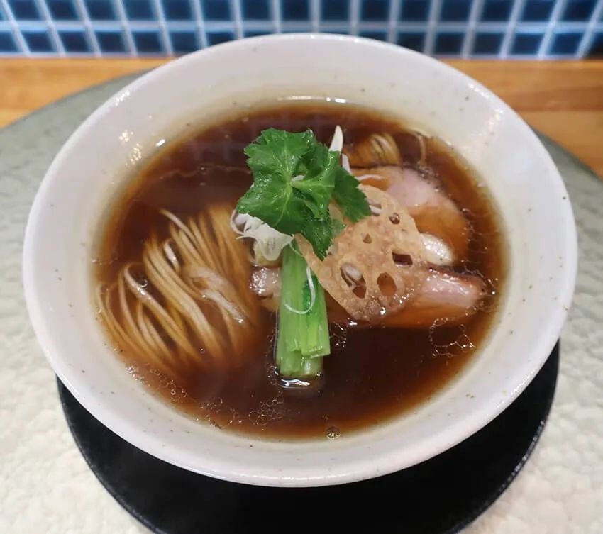 開店前に完売も——列を生む“淡麗牡蠣”の衝撃「中華蕎麦」。都内名店で培った技が息づく、淡麗にしてコクのある珠玉の一杯。