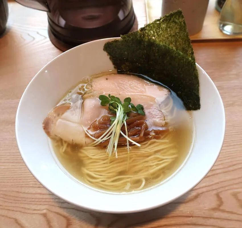 2025年開店の新鋭店。一都三県で培った技術を盛岡に持ち込み、琥珀色の塩スープに真白きストレート麺を組み合わせた「しおそば」が看板。