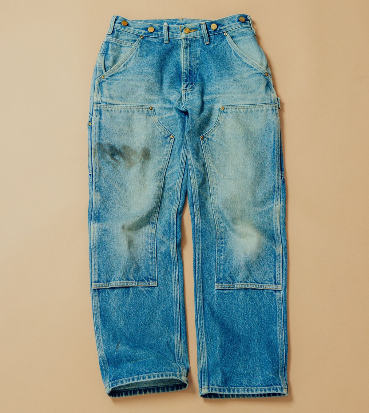 1990年代のカーハートのワークパンツは、上京前に通っていた福岡の「ノボ」で5年前にゲット。腰のサスペンダーボタンや膝のダブルニー仕様、そして腿のシミ汚れが購入の決め手に。