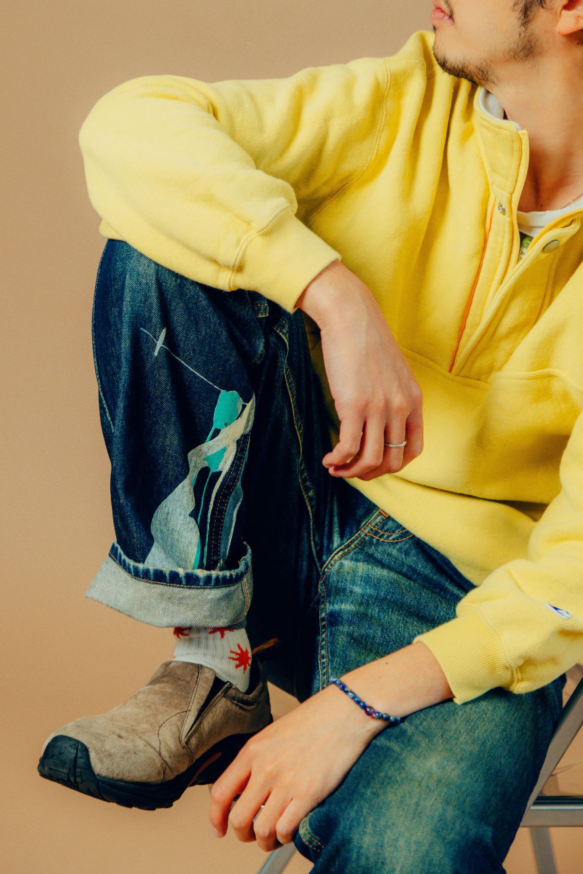 足元は今日も履いているメレルの「ジャングル モック」が主力。またはスニーカーで、最近はニューバランスの登板が多いとのこと。「このソックスは自分のツアーグッズです！」