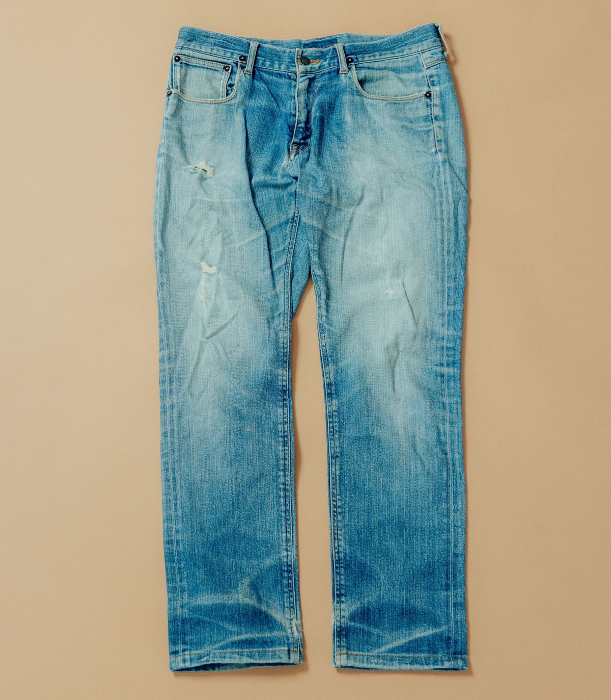 レイジブルーのスリムストレートモデル。日本のブランドだが、こちらも19歳のときにカナダのスリフトストアで見つけた古着だとか。「持っているデニムのなかでは最も細身です」