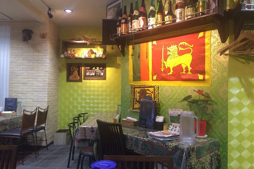 バナナの葉を思わせるグリーンを基調とした店内が印象的な「セイロンカリー」。