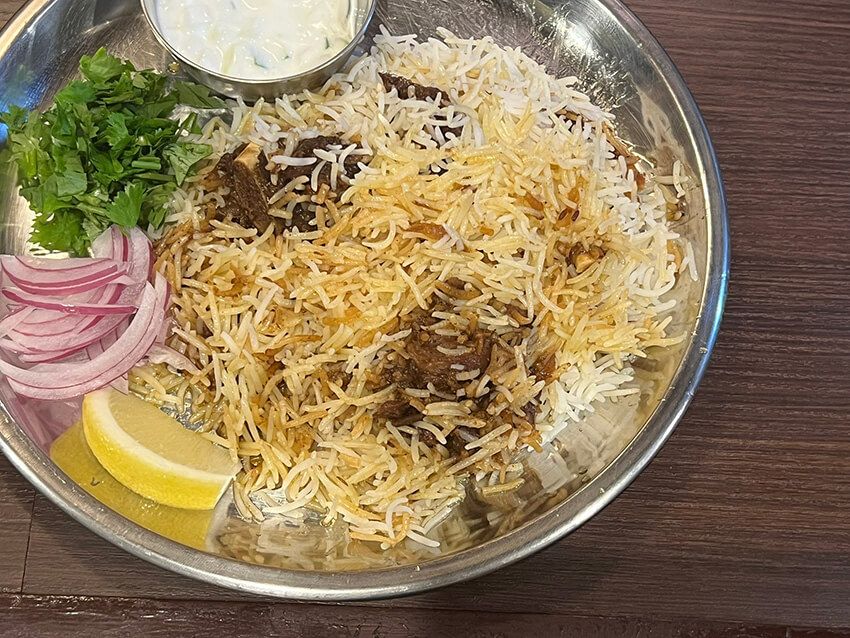 「マトンビリヤニ」並盛り350ｇ 1500円。大盛＋150ｇは＋400円。メニューは「本日のビリヤニ」の日替わり1種。まれに「知床産ヒグマのビリヤニ」4400円！という驚きの価格のときもあるので入店前にメニューを確認してから入りましょう！