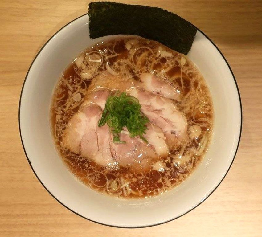 動物系ラーメンを語る上で外せない新店「ラーメン GINZA TON BOX」の醤油ラーメン。