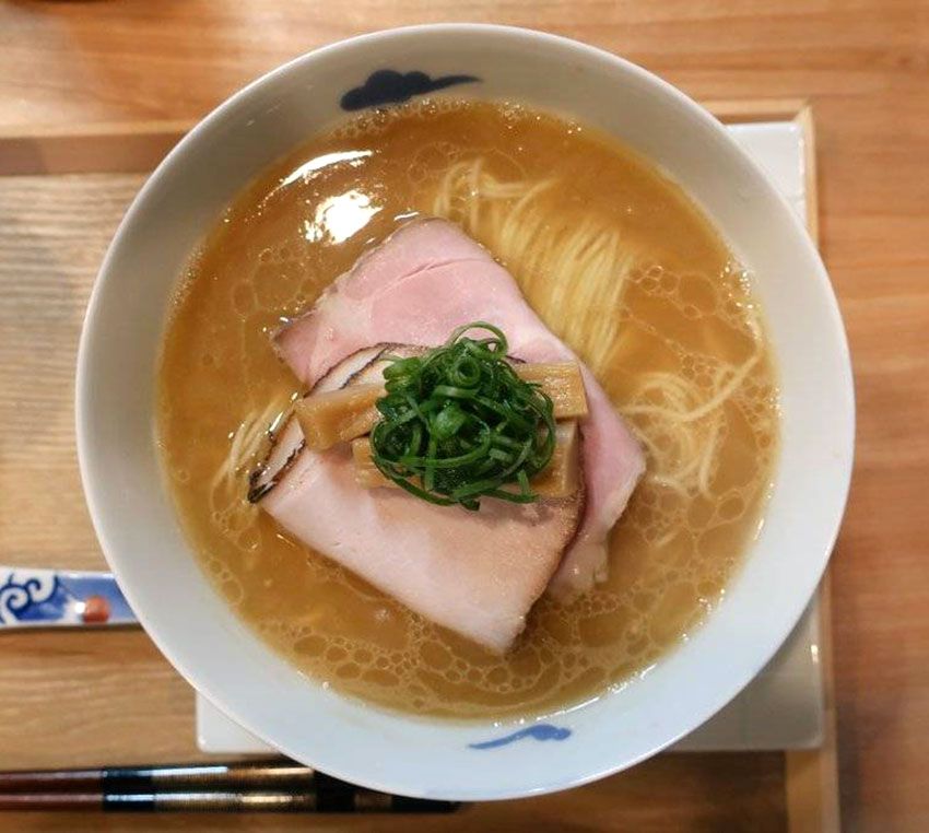 足し算型ラーメンを代表する「創作麺 ひとすじ」の中華そば。