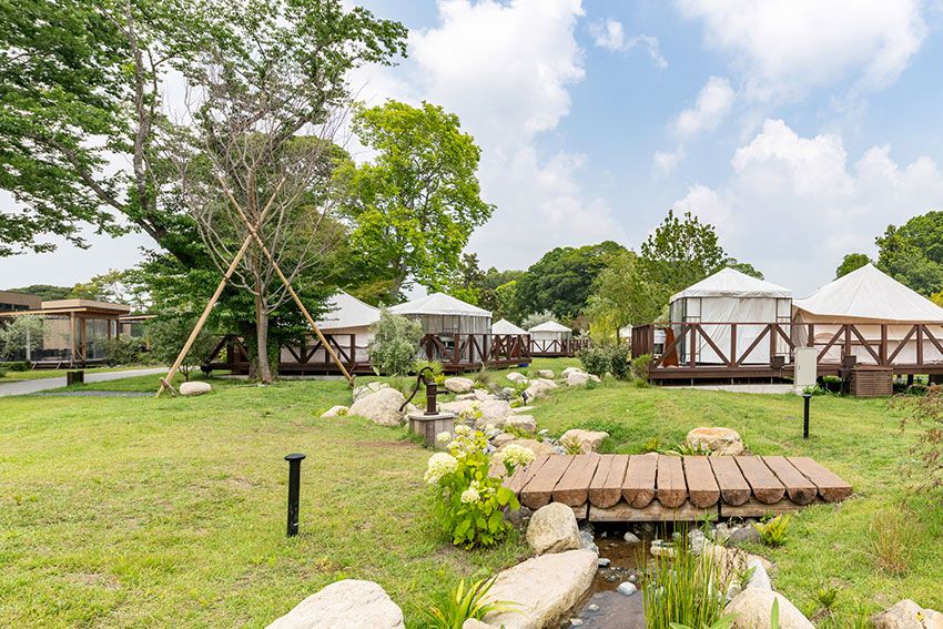 テントはノルディスクの「ヴァナヘイム」と「アスガルド」の2種類。いずれも巨大テントで室内は広々している。2名利用で1人2万2035円〜、4名利用で1人1万2517円〜。