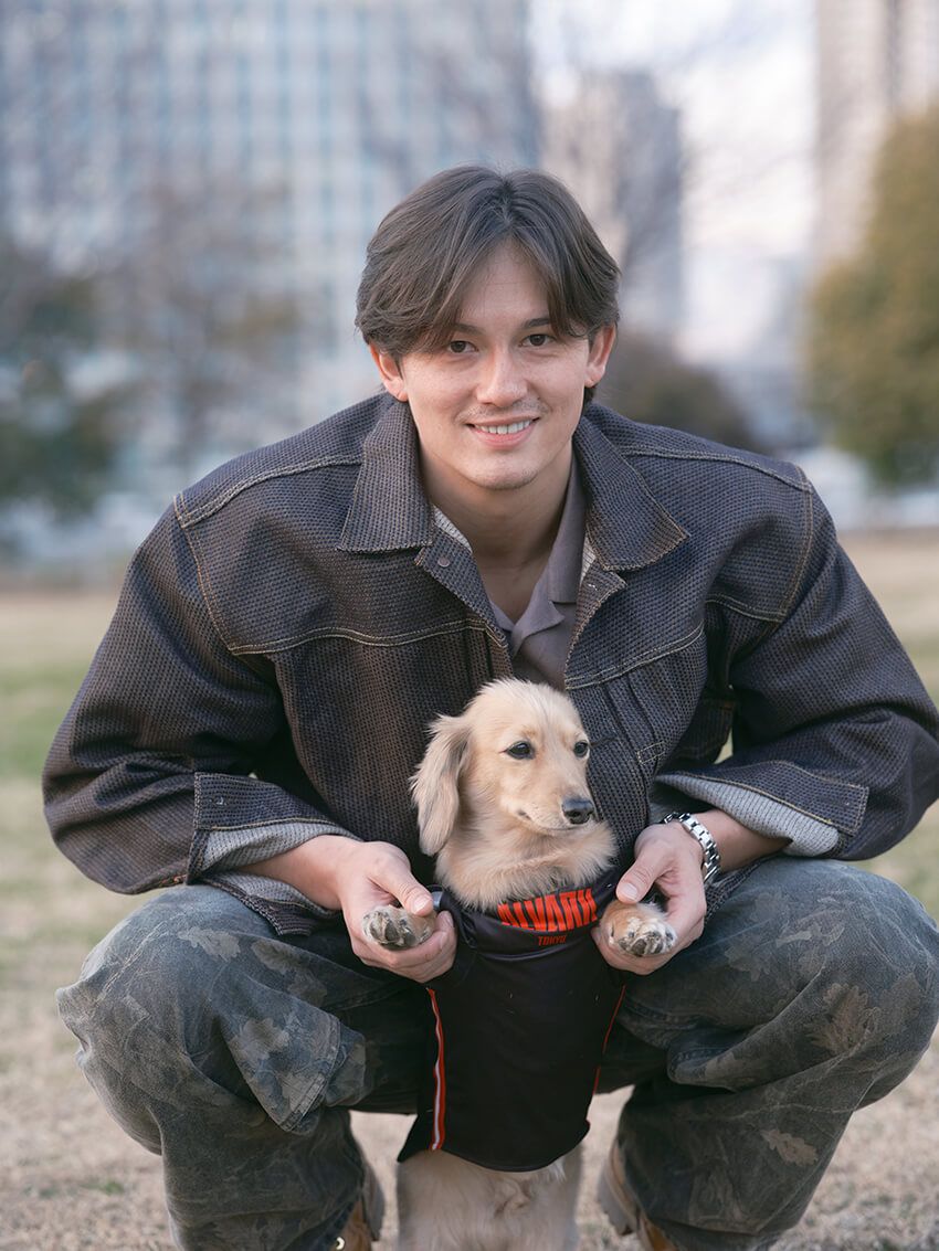 テーブス選手の愛犬は、ミニチュアダックスフンドの男の子・キャッシュくん（4歳）。外では驚くほどお利口さんだが、家ではやんちゃな一面も。自分のことを犬ではなく“人間”だと思っているかのような振る舞いで、人懐っこい一方、他の犬とはあまり群れないマイペースさも魅力らしい。