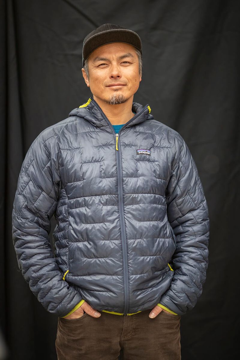 丸山隼人（バブルス）●プロスノーボーダー／パタゴニア スノーボード・アンバサダー。新潟県出身。ハーフパイプのプロデビュー戦優勝という鮮烈な経歴を持つ。競技の世界から「GENTEMSTICK」でのフリーライディングへ転向。現在はパタゴニア・アンバサダーとして、ゲストと共に滑る「セッション」を通じ、雪山と遊ぶ喜びや自然との調和を体現している。その力みのない洗練されたスタイルは、多くのファンを魅了してやまない。