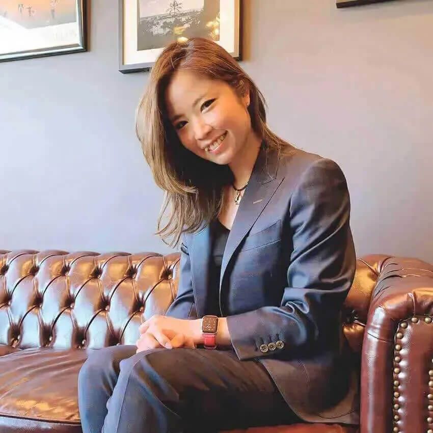 渕上万莉（ふちがみまり）●大阪府池田市生まれ。大阪と和歌山を生活拠点に活動。InstagramやYouTubeで趣味の釣りと料理を発信。父親が経営する調理器具貿易代行会社の社員として働き、魚料理に特化した調理器具「FUCHIBITE」のプロデュース、販売も行う。バラエティ番組やローカル番組、BS番組等に出演。サンケイスポーツ新聞やボート雑誌などにも多数寄稿。YouTube：https://www.youtube.com/channel/UChN7lFA8coDyR9w8LkNOMZw