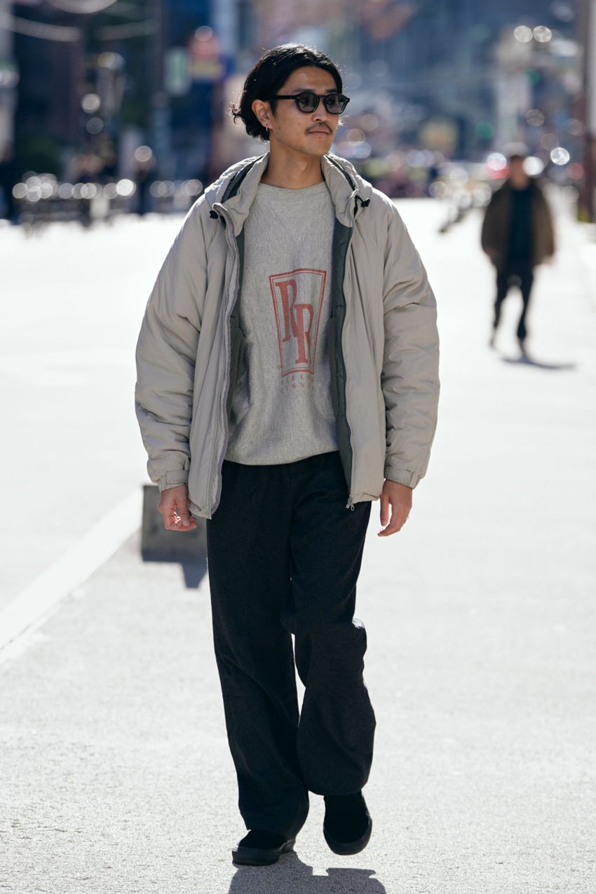 冬こそ大活躍！街の達人5名に学ぶ「スウェットシャツ＆パンツ」の賢い着こなし術 - 2枚目の画像