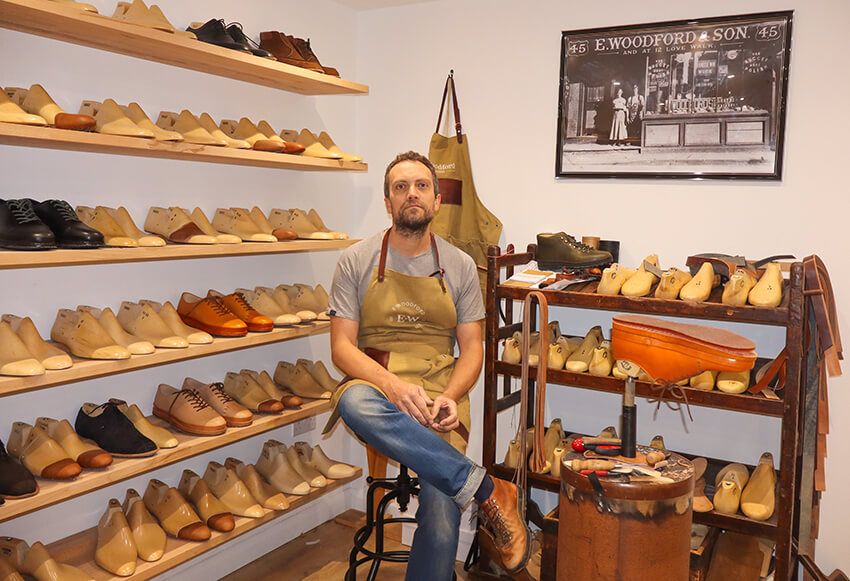 5代目の クリス・ウッドフォード。左の棚に並ぶのがハンドウェルテッドだ。