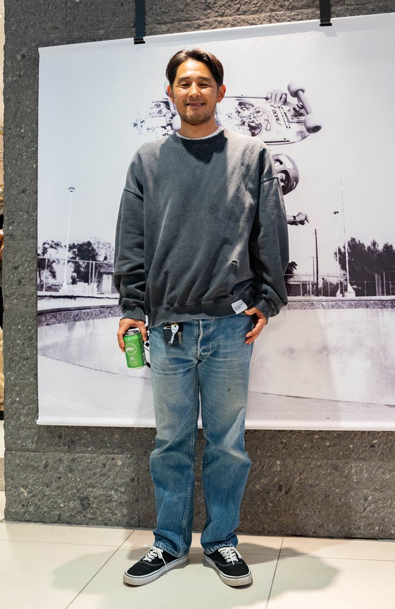 フェードした黒スウェットにライトブルーのデニム。シンプルなアメカジスタイルが格好良い！