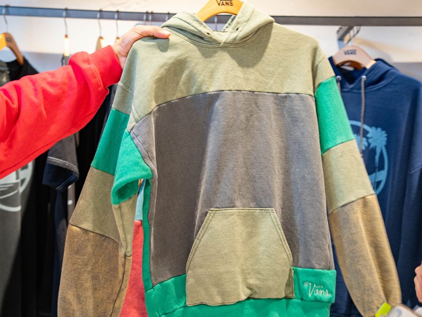 複数の古着の生地を用いて製作されたアイテムも。裾にはVansと刺繍で施され、芸が細かい。