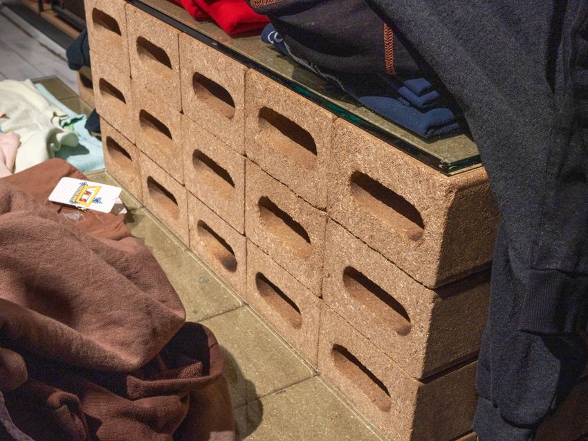 藁で製作されたディスプレイ。とことん環境配慮にこだわった。