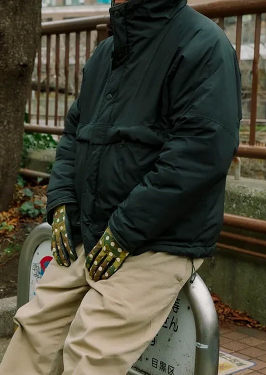 人気のベージュパンツは黒トップス一択？ 絶対に外さない鉄板カラーコーデをおさらいしよう - 1枚目の画像