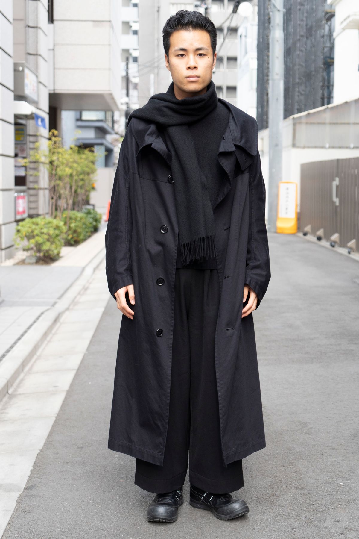 コート、パンツ＝ともにワイズ