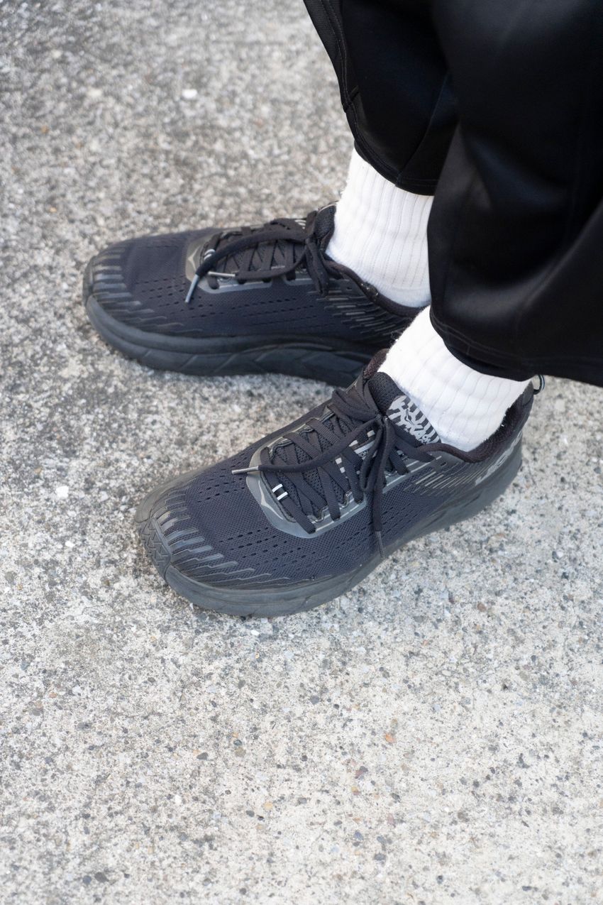 【青vs.茶vs.黒】“ワントーンコーデ”を実践するなら何色が好み？ 街角の好サンプルをイッキ見！ - 7枚目の画像