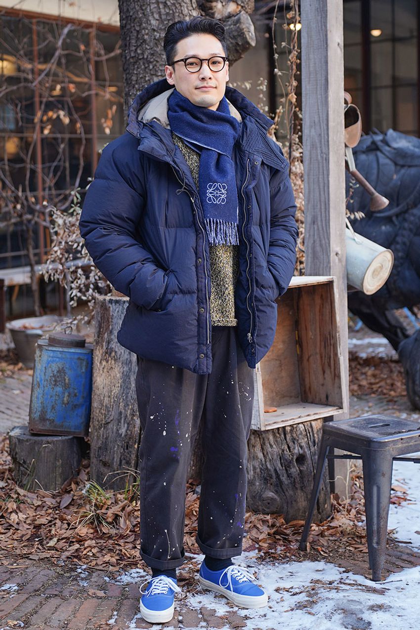 【青vs.茶vs.黒】“ワントーンコーデ”を実践するなら何色が好み？ 街角の好サンプルをイッキ見！ - 2枚目の画像