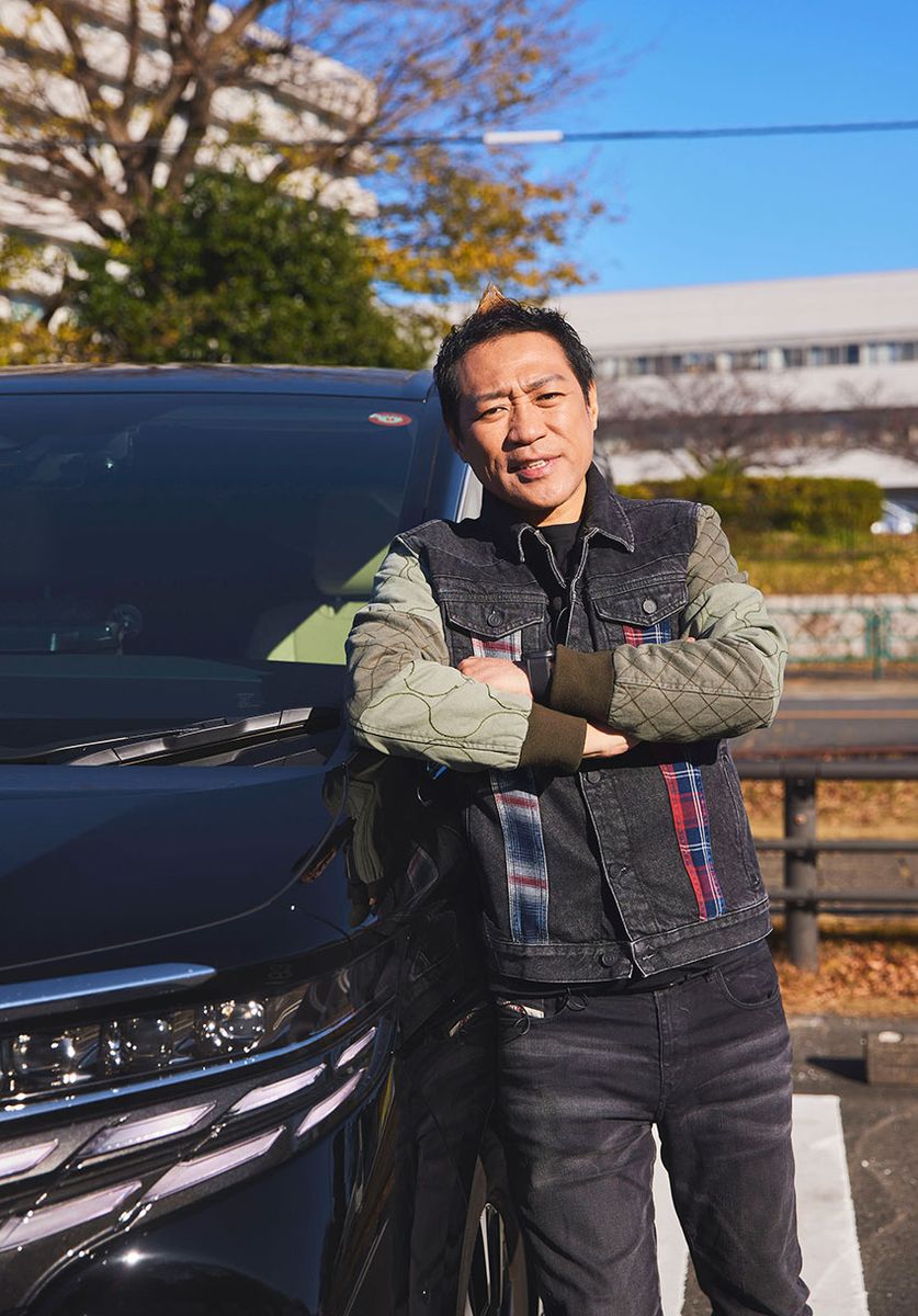 はなわ●芸人・ミュージシャン。1976年生まれ、佐賀県育ち。2003年にベース弾き語りの『佐賀県』が大ヒットし、NHK紅白歌合戦に出場。芸人として活躍する傍ら、映画『翔んで埼玉』の主題歌を手掛けるなど、音楽家としての才能も。公式YouTubeは登録者数50万人を突破。柔道に打ち込む三兄弟の成長や、ママの愛情たっぷりの料理シーンなど、多幸感溢れる家族の日常が幅広い世代から支持を得ている。YouTube：はなわチャンネル