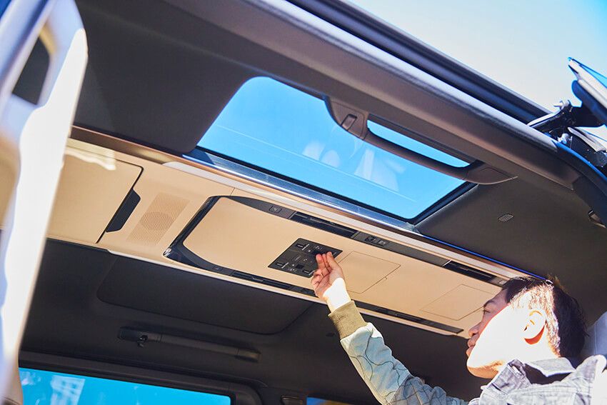 左右に独立したルーフシェードを開ければ、自分の頭上だけに広い空が現れる。