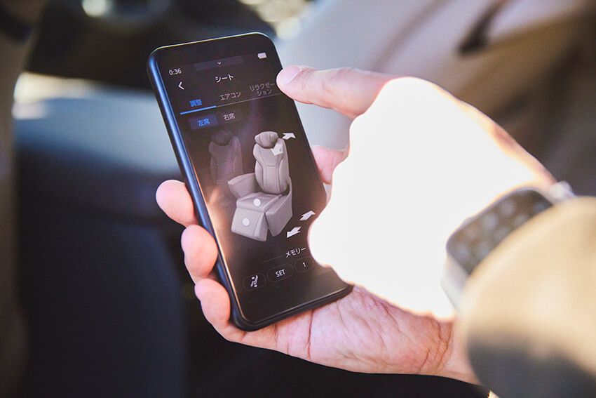 シートの温熱機能やリクライニング、エアコンや音響、映像の操作もそれぞれに設置された端末で指示が出せる。