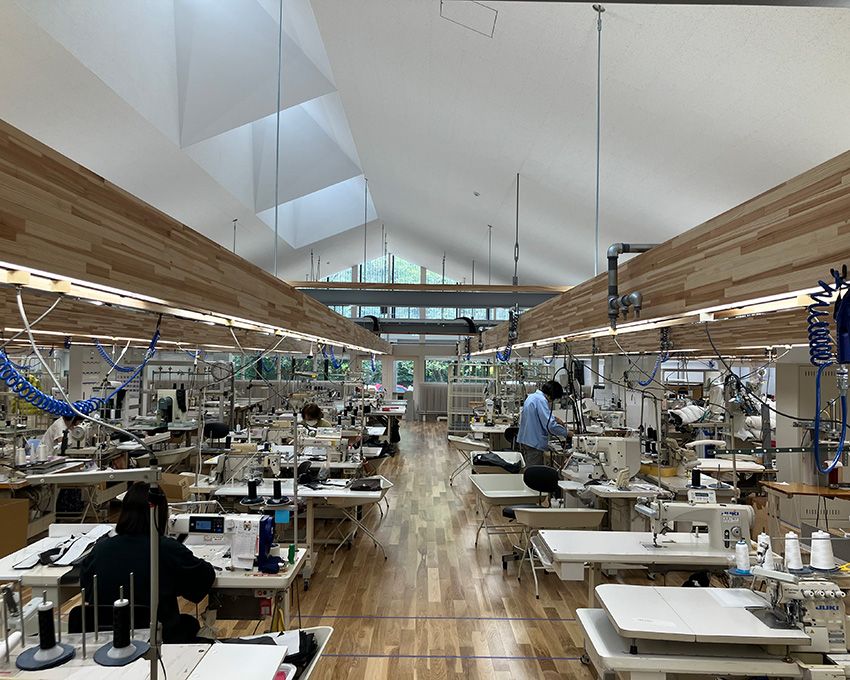 旧工場では8棟に分かれていた生産設備を、新工場では1棟ワンフロアに集約。材料の入荷から出荷までを、生産工程に沿ったコの字型の動線で配置している。