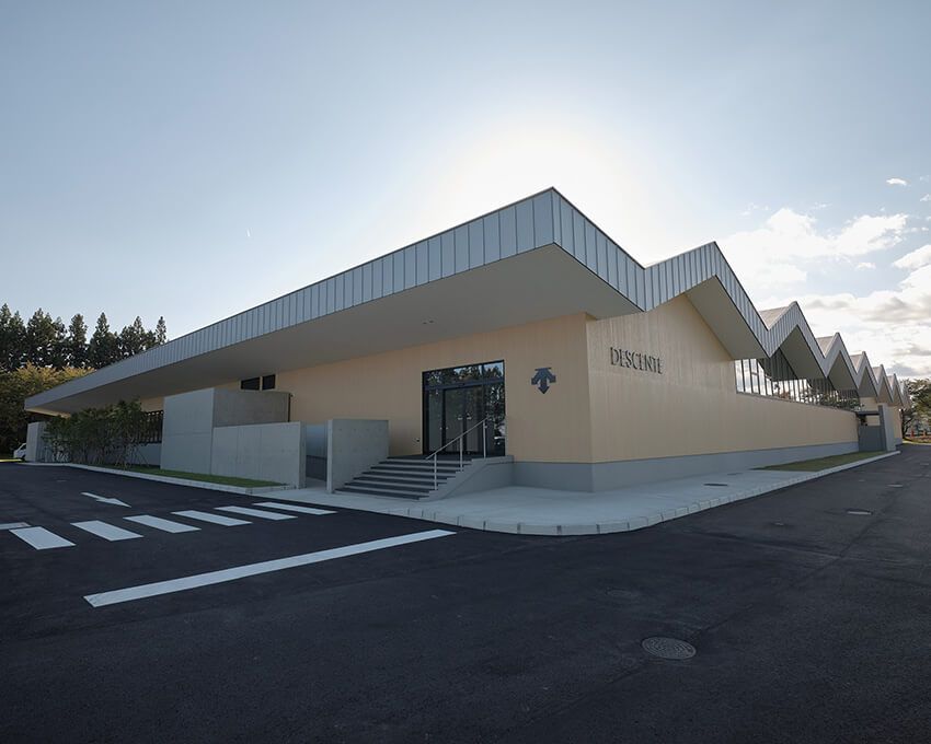 岩手県奥州市。東北新幹線・水沢江刺駅から車で約15分。田園風景の中に現れるのが、昨年7月に竣工したデサントの新・水沢工場だ。