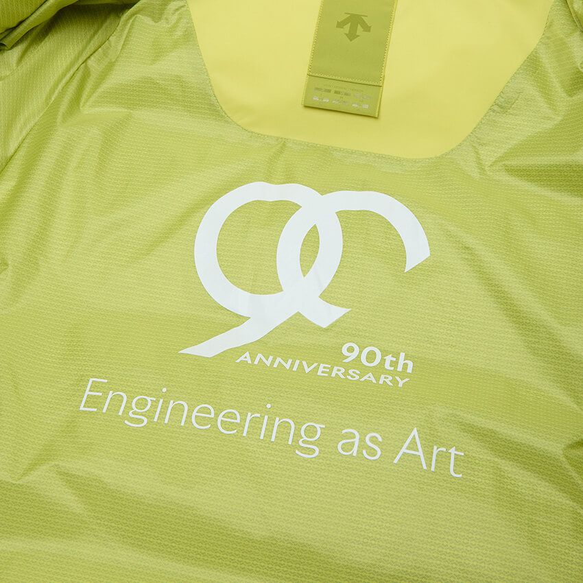 アニバーサリーモデルということもあり、裏地には記念ロゴをプリント。