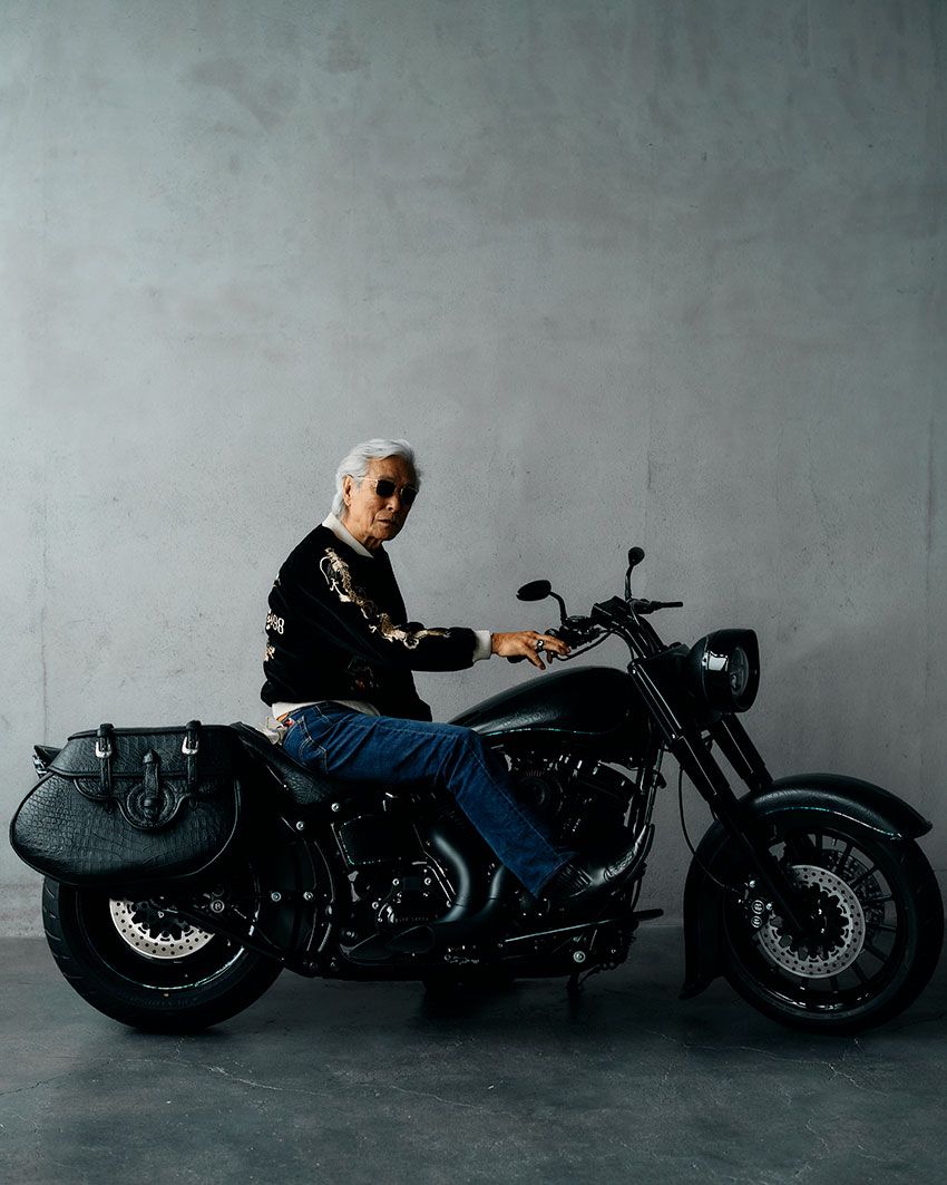 俳優・岩城滉一と愛車のハーレー。その“スカジャン”はどこのブランド？気になる答えは…… - 1枚目の画像