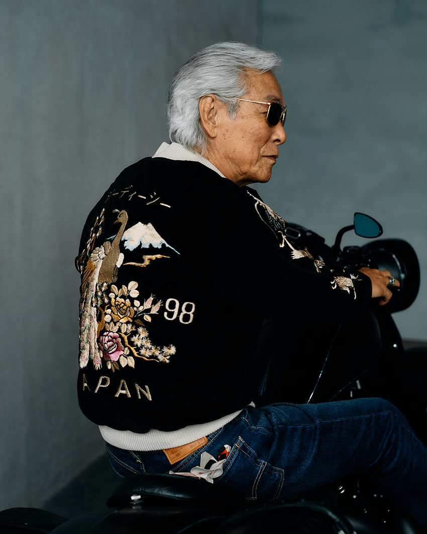 俳優・岩城滉一と愛車のハーレー。その“スカジャン”はどこのブランド