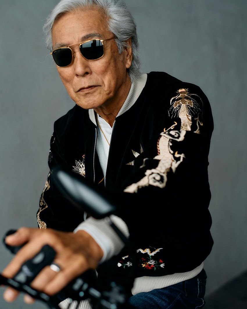 俳優・岩城滉一と愛車のハーレー。その“スカジャン”はどこのブランド？気になる答えは…… - 3枚目の画像