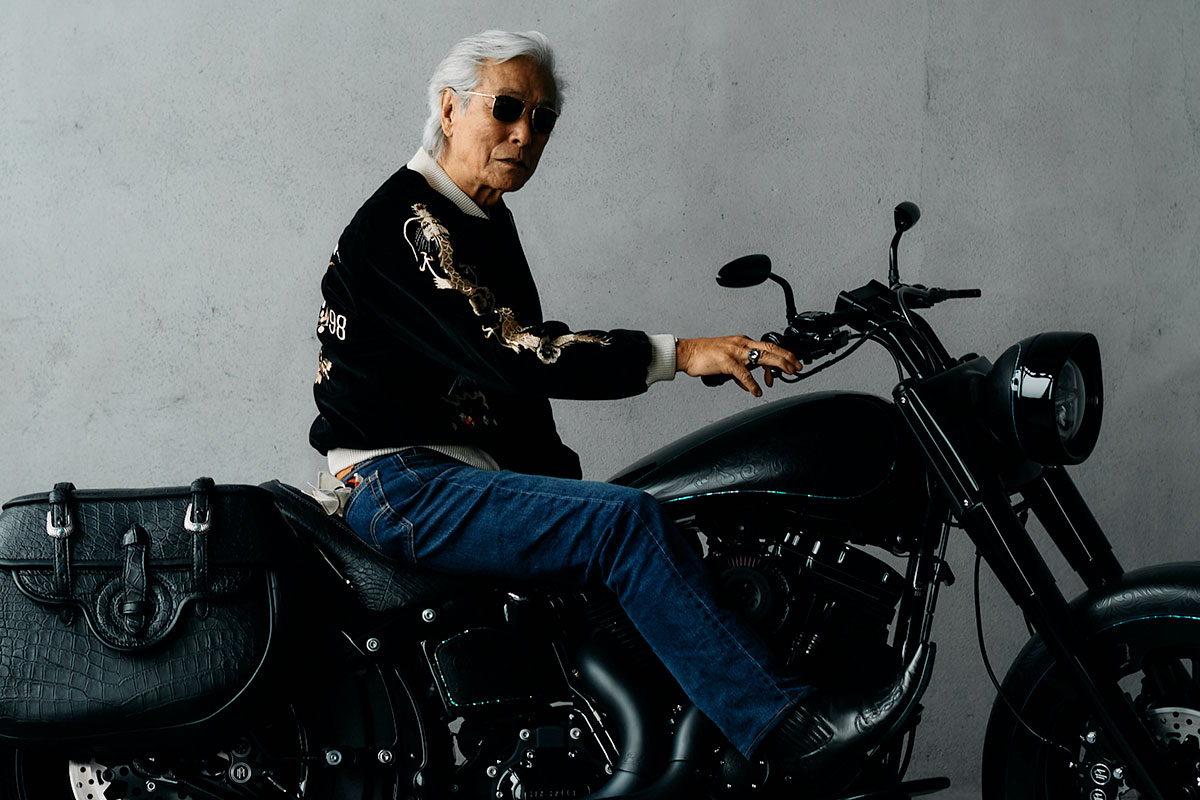 俳優・岩城滉一と愛車のハーレー。その“スカジャン”はどこのブランド