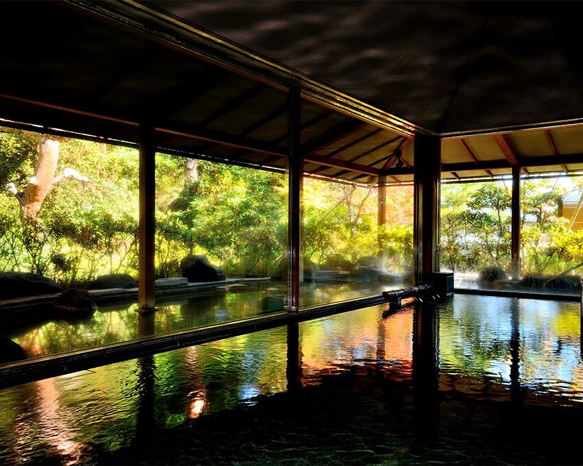 京都の庭師、小川治兵衛の手による3000坪の日本庭園を有する「三養荘」。豊かな自然に囲まれ、四季折々の花鳥風月を感じる温泉旅ならではの非日常感に没頭でき、まるで離宮のような至福の滞在を楽しめる