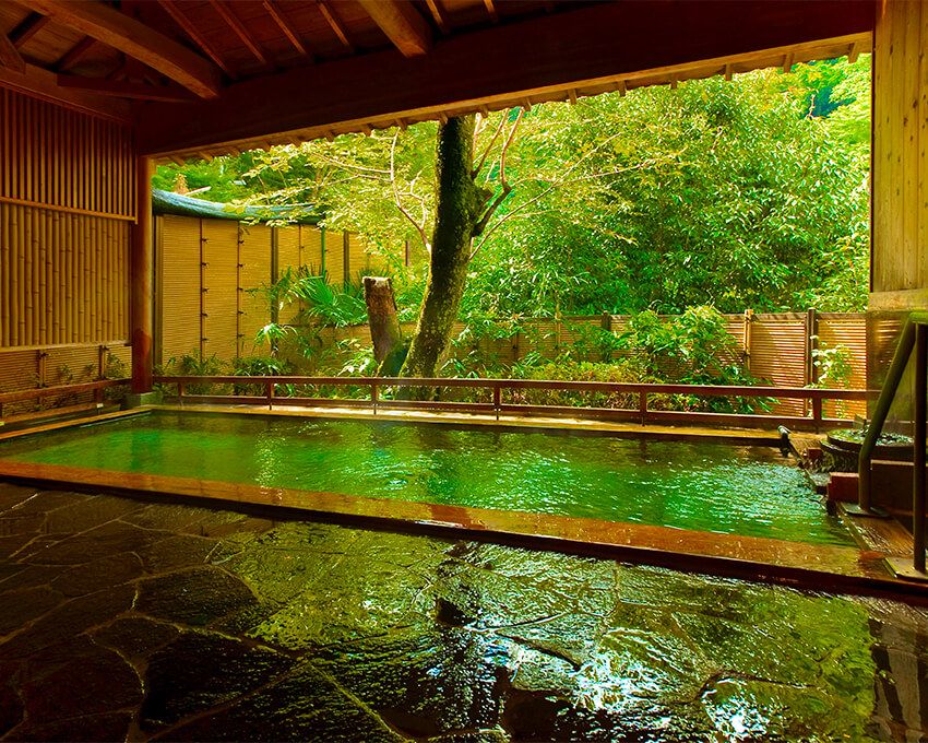 赤目四十八滝は、室生火山群が長い年月をかけて生み出した絶景であり、かつて伊賀忍者が修行の場として選んだことでも知られる場所。その土地に根差し、滝詣の人々のための茶屋として歴史を刻み始めたのが「赤目温泉隠れの湯 対泉閣」だ。