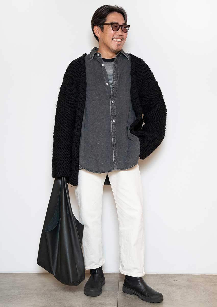 カーディガン／グラフペーパー、シャツ／H ビューティーアンドユース、カットソー／シュタイン、デニムパンツ／リーバイス、バッグ／ザロウ、シューズ／ロエベ