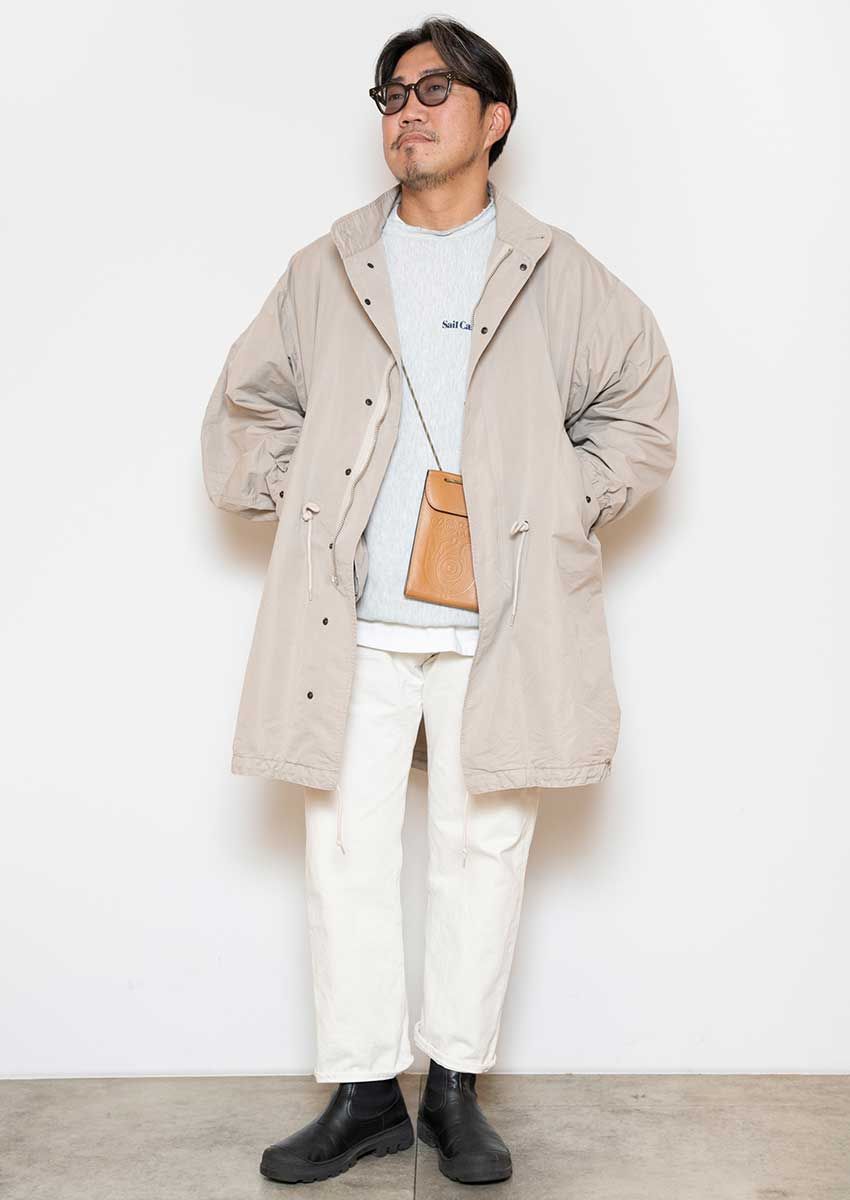 アウター／キャプテンサンシャイン、スウェット／チャンピオン、デニムパンツ／リーバイス、バッグ、シューズともにロエベ