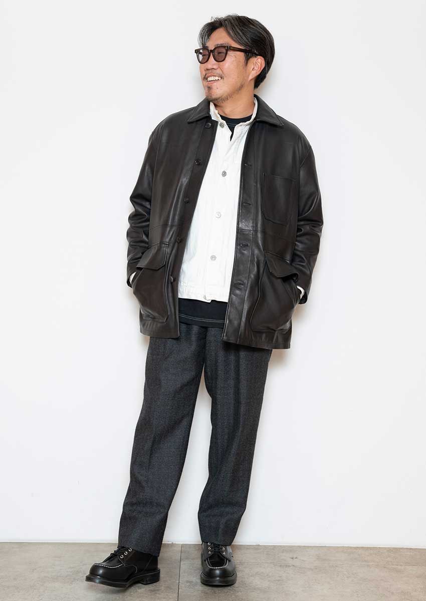 カーディガン／グラフペーパー、シャツ／H ビューティーアンドユース、パンツ／キャプテンサンシャイン、バッグ／プラダ、シューズ／ジェイエムウエストン