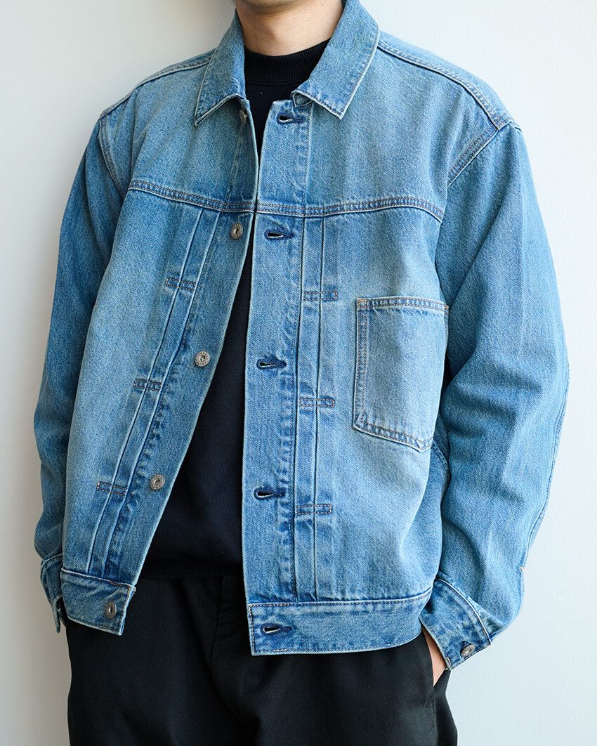 淡い色みの「64 BLUE」にはインナーに白のボタンダウンシャツやグレーのスウェットを合わせても良さそうだ。