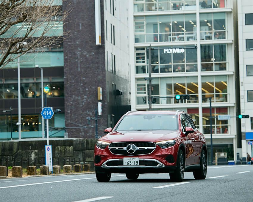 （車両情報） ※撮影車両は、「GLC 220 d 4MATIC（ISG）【MP202601】」。サイズ：全長4720×全幅1890×全高1640㎜。荷室容量：560L（最大1680L）。最高出力：145kW（197ps）/3600rpm。最大トルク440N・m/1800～2800rpm。電子制御式９速AT、車両重量1930kg、定員5名。【MP202601】メーカー希望小売価格（税込）：885万円 ※本撮影車両はオプション装着車です。