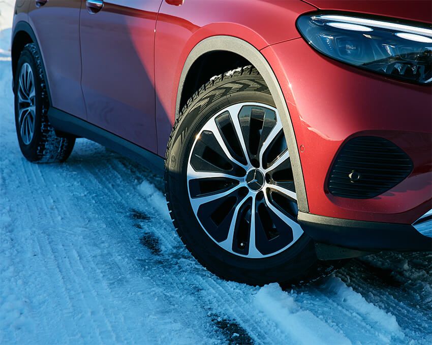 4MATICと名付けられた４輪駆動システムを採用。電子制御により前後輪へのトルク配分を自動で最適化し、荒天や悪路、コーナリング時などあらゆる状況で高い安定性と走行性能を発揮。