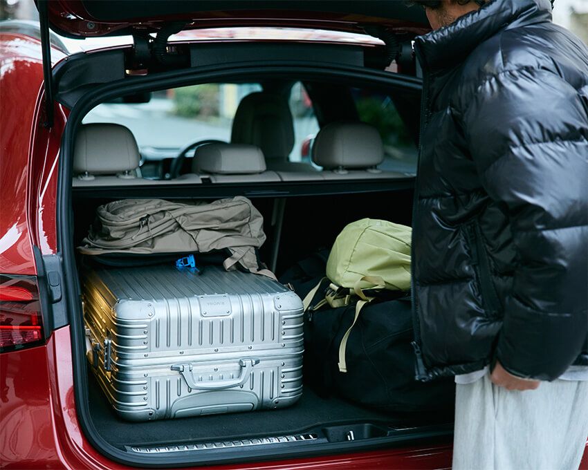 荷室容量は通常時で560Lも確保され、スキーや家族旅行などのレジャーにも十分対応。リアシートは40:20:40の分割可倒式で、フラットにアレンジでき、最大1680Ｌと拡充性に秀でる。