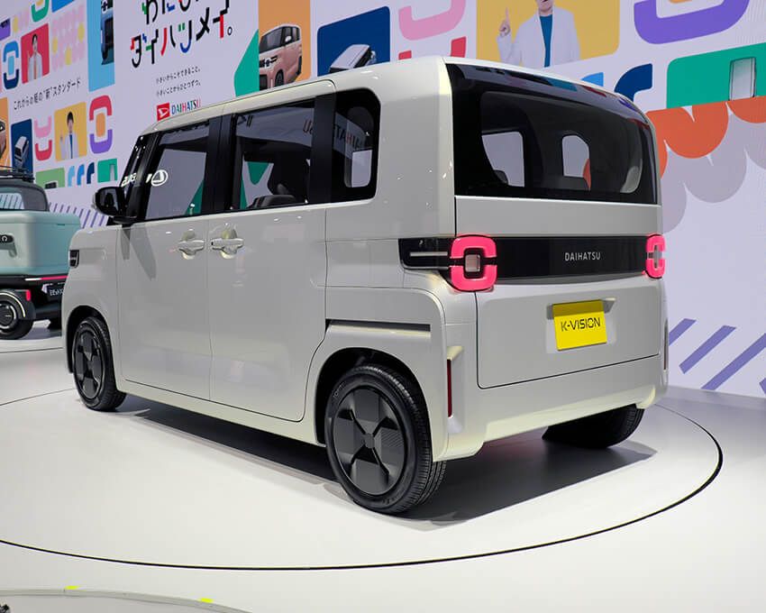 ダイハツ車を示すDマークではなく「DAIHATSU」なのがいい。