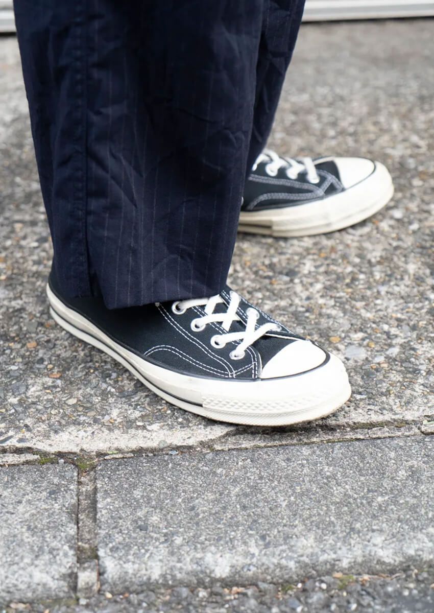 王道中の王道「黒コンバース」のスタイルスナップ集。街角の皆は、どうやってはく？ - 1枚目の画像