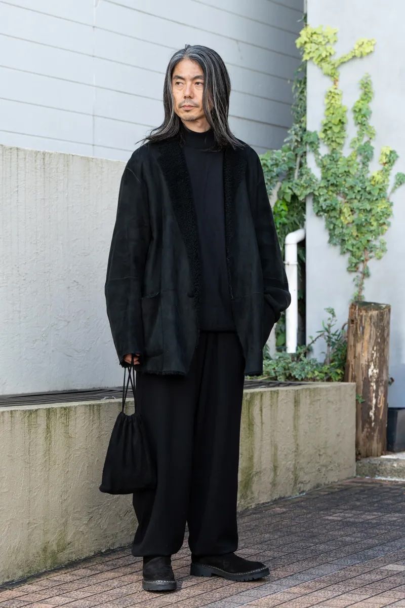 ジャケット、ニット、パンツ＝すべてコモリ