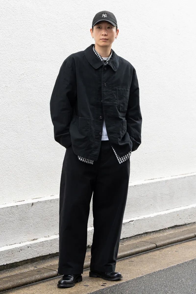 ジャケット、シャツ、パンツ＝すべてポータークラシック　シューズ＝ムシンサスタンダード 帽子＝ニューエラ 腕時計＝カシオ ピアス＝ノーブランド リング＝グッチ