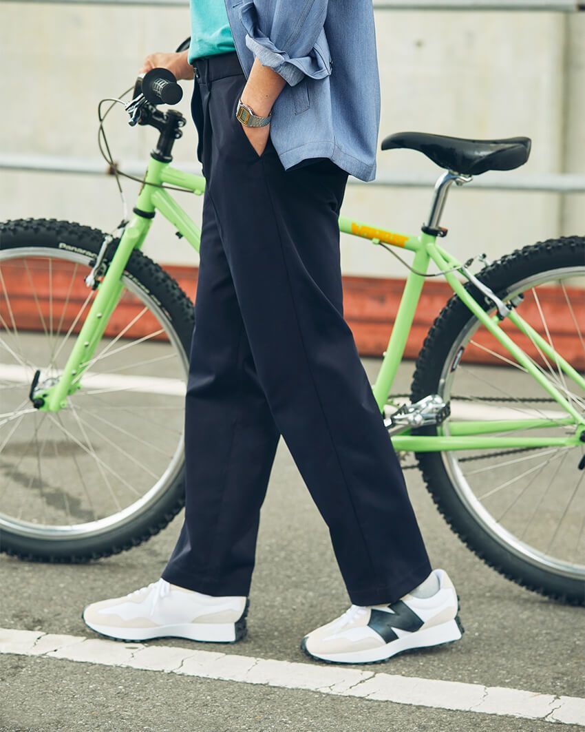 汎用性の高いストレートゆえ、シャツやTシャツをタックインして着こなしてもサマになる。