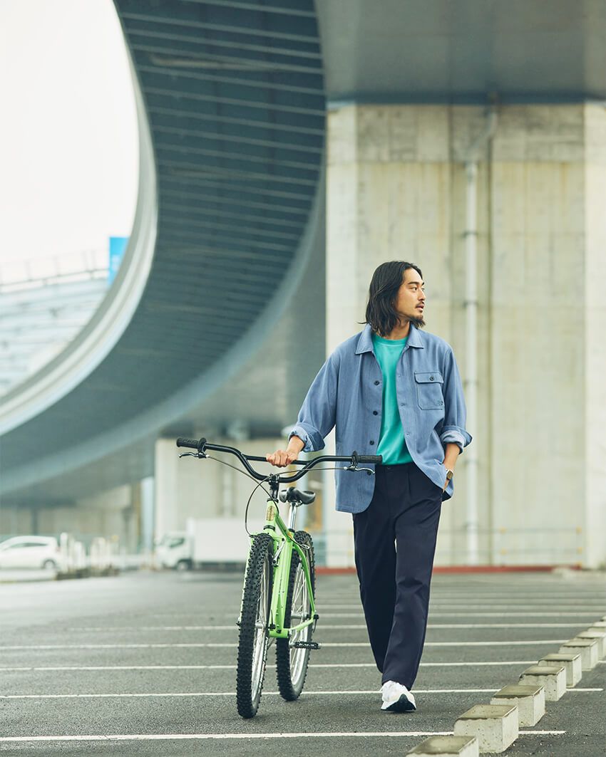 パンツ０万0000円、シャツ０万0000円、Tシャツ０万0000円、スニーカー０万0000円(すべてニューバランス／ニューバランスジャパン 0120-85-7120)